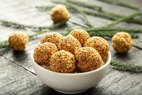 WHITE TIL LADDU/CHAKKI 100 G