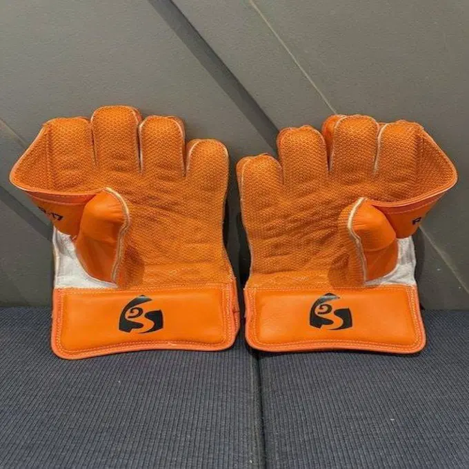 SG WICKET KEEPING GLOVES CLUB