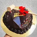 Chocolate heart pinata cake – image 1