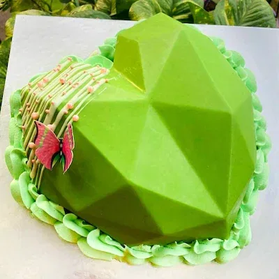 delicious kiwi pinata cake
